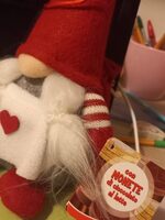 Gnomo natale con monete di cioccolato