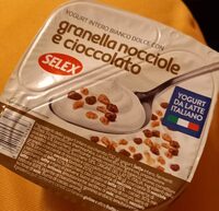 Yogurt intero bianco dolce con granella nocciole e cioccolato