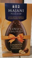 Uovo di cioccolato fondente e granella di nocciole
