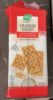 Cracker salati con granelli di sale in superficie