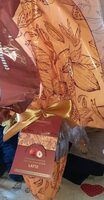 Uovo di Pasqua con nocciole tostate