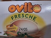 Uova fresche grandi da allevamento a terra