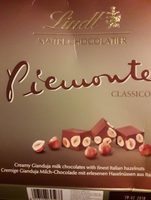 Chocolat au lait et aux noisettes gianduja avec des noisettes entières