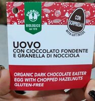 Uovo con cioccolato fondente e granella di nocciole