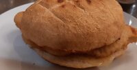Panino farcito con cotoletta di pollo, formaggio edamer e maionese in bustina