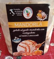 Gelato al gusto mandorla con variegatura al miele e croccante