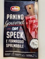 Panino gourmet con speck e formaggio spalmabile