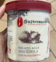 Gelato alla nocciola con panna fresca