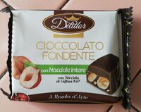 Cioccolato fondente con nocciole intere