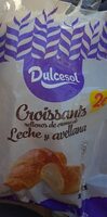 Croissants rellenos de crema de leche y avellanas