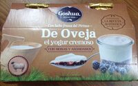 Yogur cremoso con leche de oveja con moras y arándanos