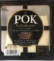 Queso de oveja de leche cruda de pastoreo añejo cortado