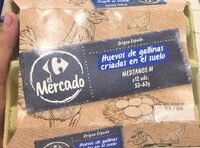 Huevos de gallinas criadaa en el suelo