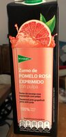Zumo de pomelo rosa exprimido