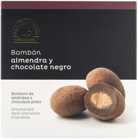Bombón de almendra y chocolate negro