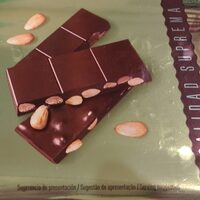 Turrón de chocolate con almendras