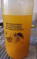 Zumo de naranja recién exprimido