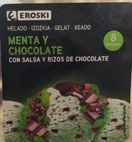 Helado de menta y chocolate con salsa y rizos de chocolate