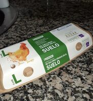Huevos frescos de gallinas criadas en el suelo