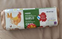 Huevos frescos de gallinas criadas en el suelo