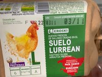 Huevos frescos de gallinas criadas en el suelo