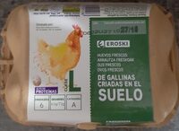 Huevos frescos de gallinas criadas en el suelo
