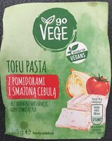 Tofu pasta z pomidorami i smażoną cebulą