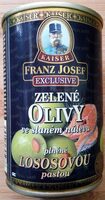 Zelené olivy ve slaném nálevu plněné lososovou pastou