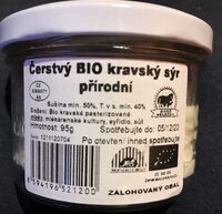 Čerstvý bio kravský sýr přírodní