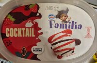 Сладолед с вкус на ванилия гарниран с ягодов и какаов сироп