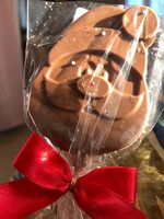 Sucette au chocolat au lait avec de perle colorées