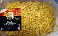 Noodle w stylu Singapur z warzywami, mięsem wieprzowym i jajkiem