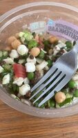 Kleine salade peulvruchten geitenkaas